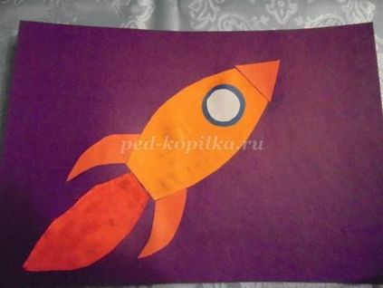 Аплікація з кольорового паперу для дитячого садка ракета