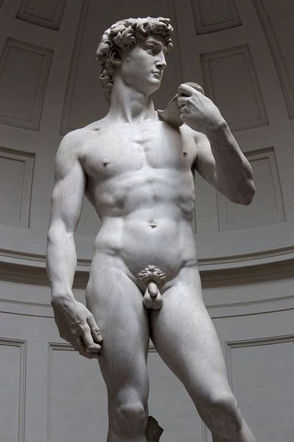 Mai aproape decât în ​​muzeu este statuia unui gol gol în toate detaliile de la distanță