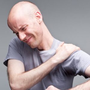 Umărul doare atunci când ridică brațul, ce să facă, la care medic să meargă