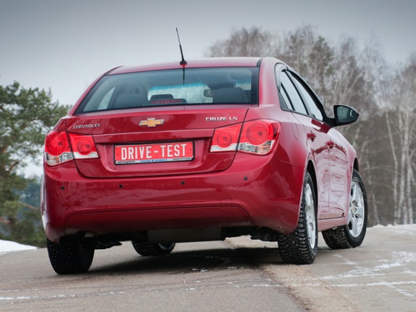 Mi jobb Chevrolet Cruze vagy hyundai solaris összehasonlítása a külső paraméterek és jellemzők - a