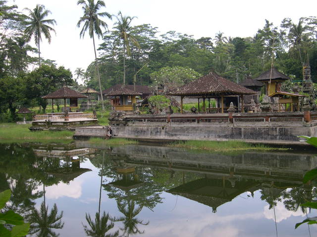 Cele mai interesante locuri de vizitat pe Lombok sunt: