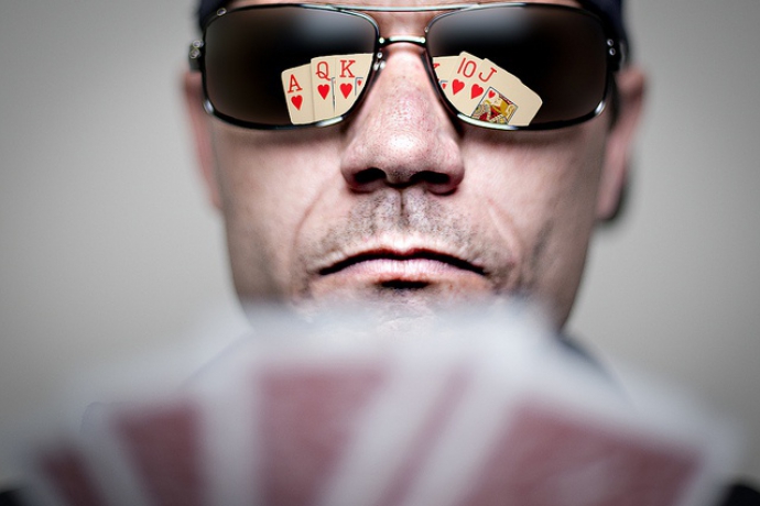 Що таке блеф в покері і як називається правильно обман за столом покеру