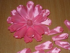Квітка з стрічок з хвилястими краями в техніці канзаші
