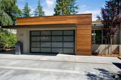 Будинок з гаражом- практично і зручно