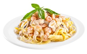 Fettuccine cu creveți într-o rețetă italiană cremoasă