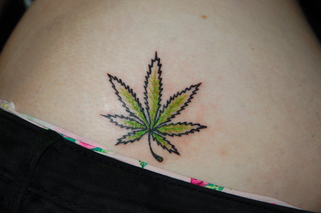 Fotografie și semnificația hemp frunze tatuaj
