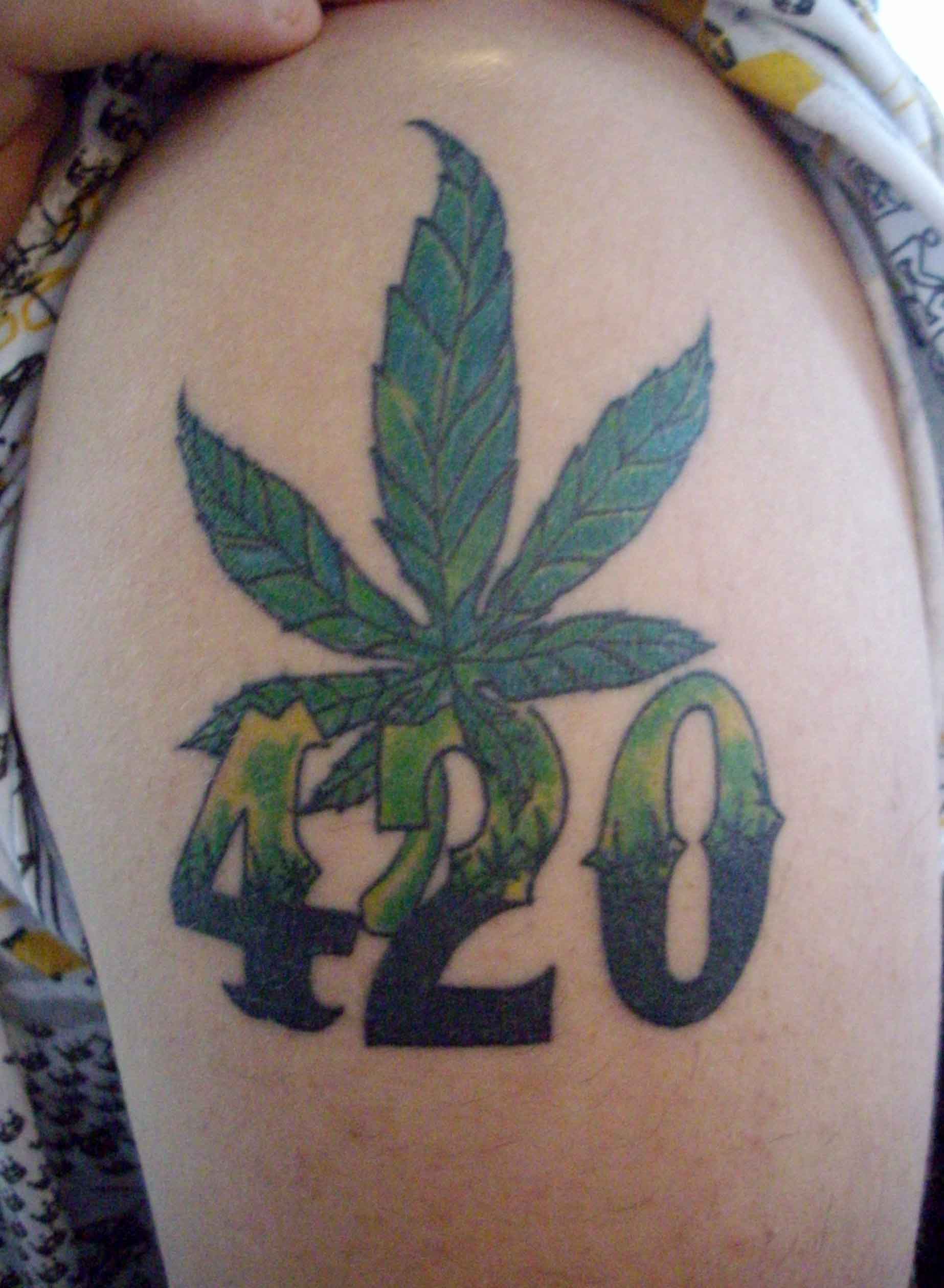 Fotografie și semnificația hemp frunze tatuaj