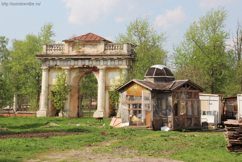 Fotók a meglátogatni egy elhagyott kastélyban Grebnevo Friazino, motoron utazik, és nem csak