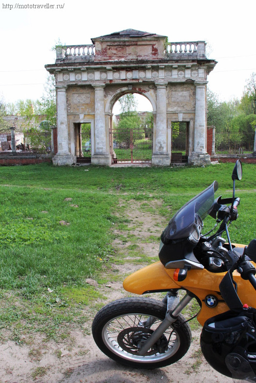 Un fotoreport despre o vizită la o fermă abandonată este combinată în Fryazino, care călătorește cu motocicleta și nu numai