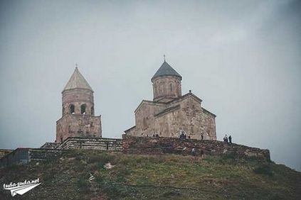 Гора казбек і троицкая церква в Гергеті грузія