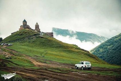 Mount Kazbek și Biserica Trinity din Gergeti Georgia