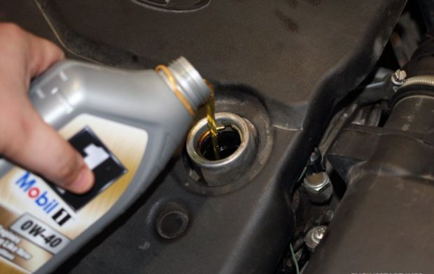 Як поміняти масло в двигуні