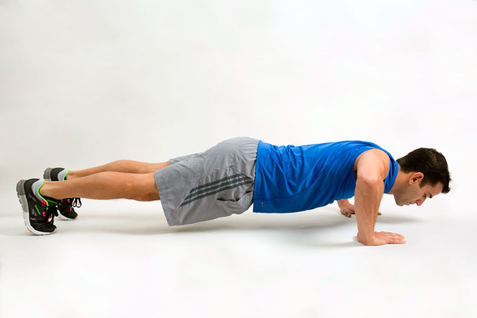 Cum să apăsați în mod corespunzător de pe podea pentru a pompa mușchii pectorali