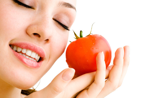 Cum să faci o mască de față de la o tomată și cum este utilă