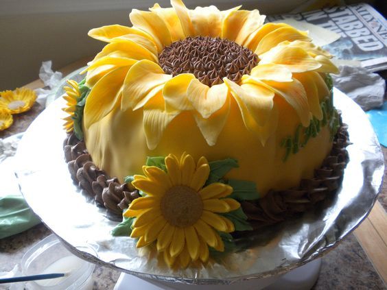 Cum să-ți faci propriile mâini o floarea-soarelui pentru un tort, o capsulă dintr-o cremă, o aysinga