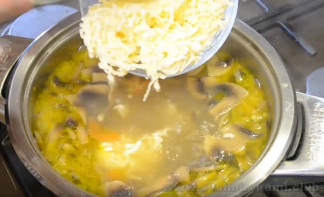 Cum să gătești supă de brânză cu ciuperci într-o rețetă pas cu pas cu o fotografie