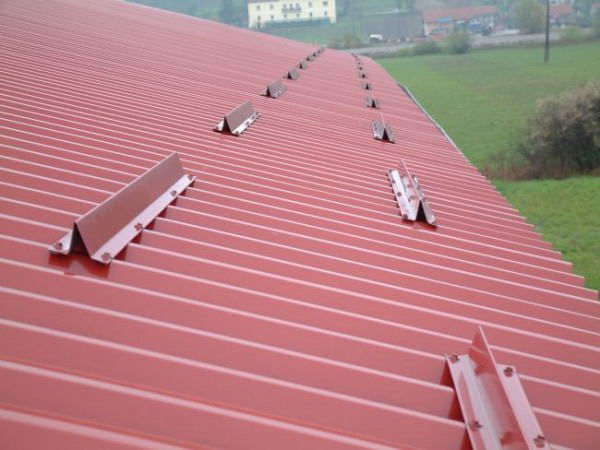 Cum se instalează huse de zăpadă pe un acoperiș din metal