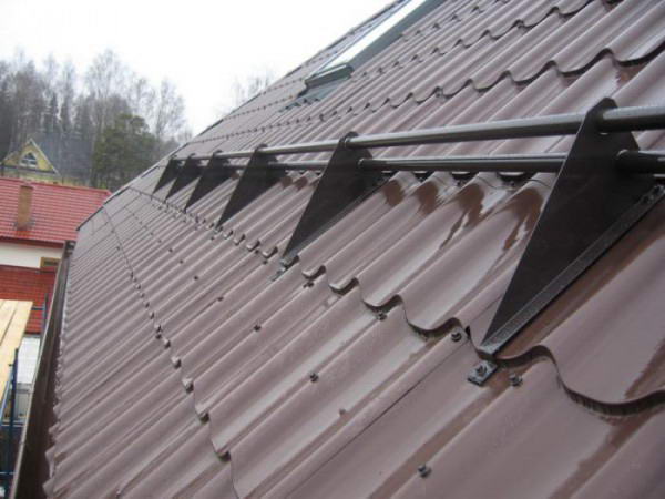 Cum se instalează huse de zăpadă pe un acoperiș din metal