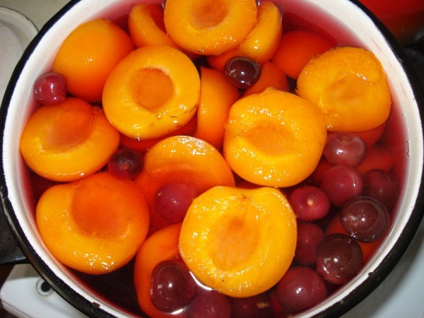 Cum sa gatiti compotul de fructe de padure proaspete si fructe, retete pentru iarna