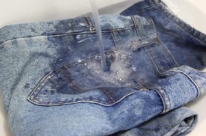 Як вивести масну пляму з джинсів в домашніх умовах