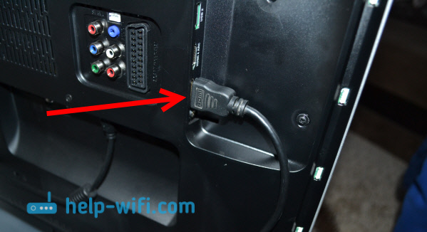 La fel ca în ferestrele 10, conectați televizorul la laptop prin cablu Wi-Fi sau hdmi