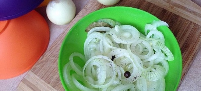 Як замаринувати цибулю - рецепти до шашлику і для салату, в оцті, з лимонним соком і на зиму