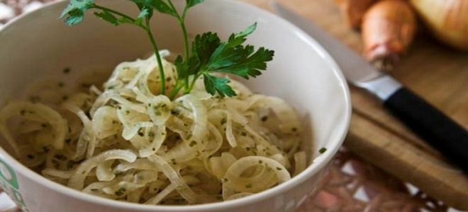 Як замаринувати цибулю - рецепти до шашлику і для салату, в оцті, з лимонним соком і на зиму