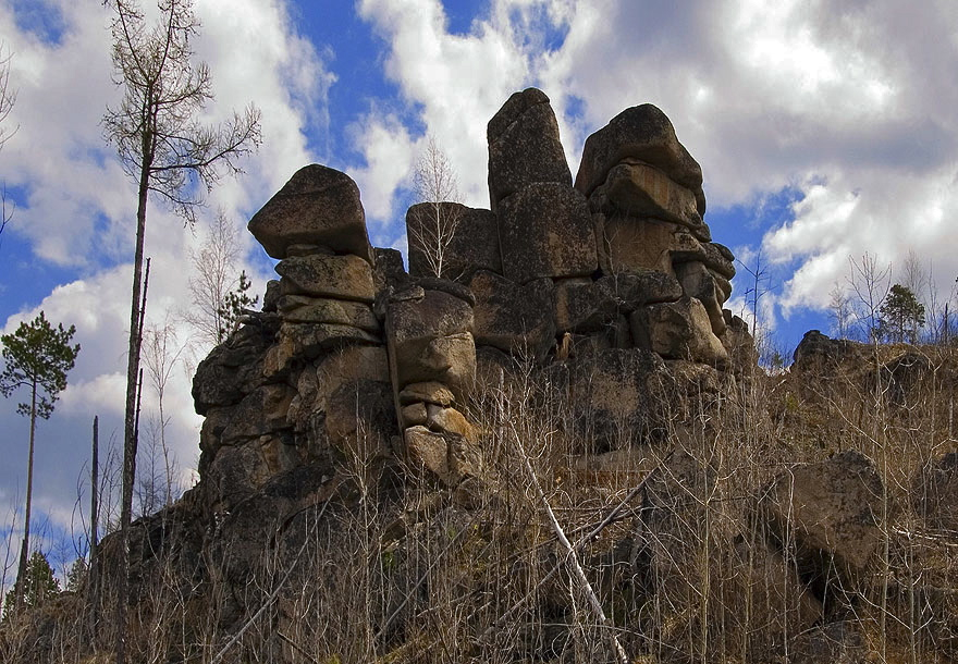 Paznici de piatră din arin, se odihnesc pe Baikal, fan al lui Baikal