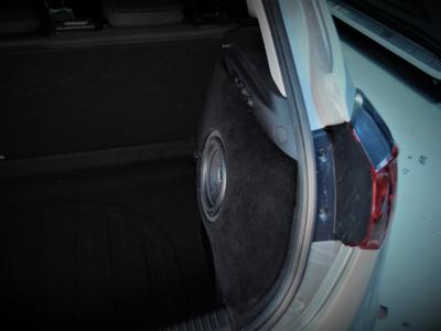 Semințe Kia făcând o cutie stealth și instalând un subwoofer