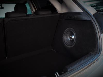 Semințe Kia făcând o cutie stealth și instalând un subwoofer