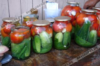 Консервовані огірки та помідори покроковий рецепт з фото