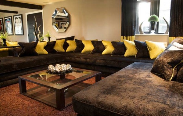 Коричневий диван в інтер'єрі вітальні