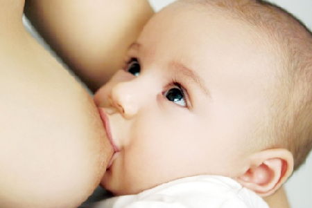 Годування немовляти молоком, правильне годування немовляти