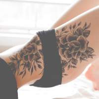 Tatuaj frumos pentru fete pe șold