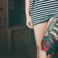 Tatuaj frumos pentru fete pe șold
