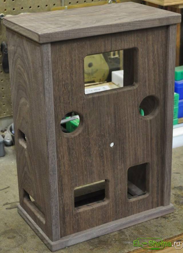 Amplificator de lampă într-o cutie din lemn