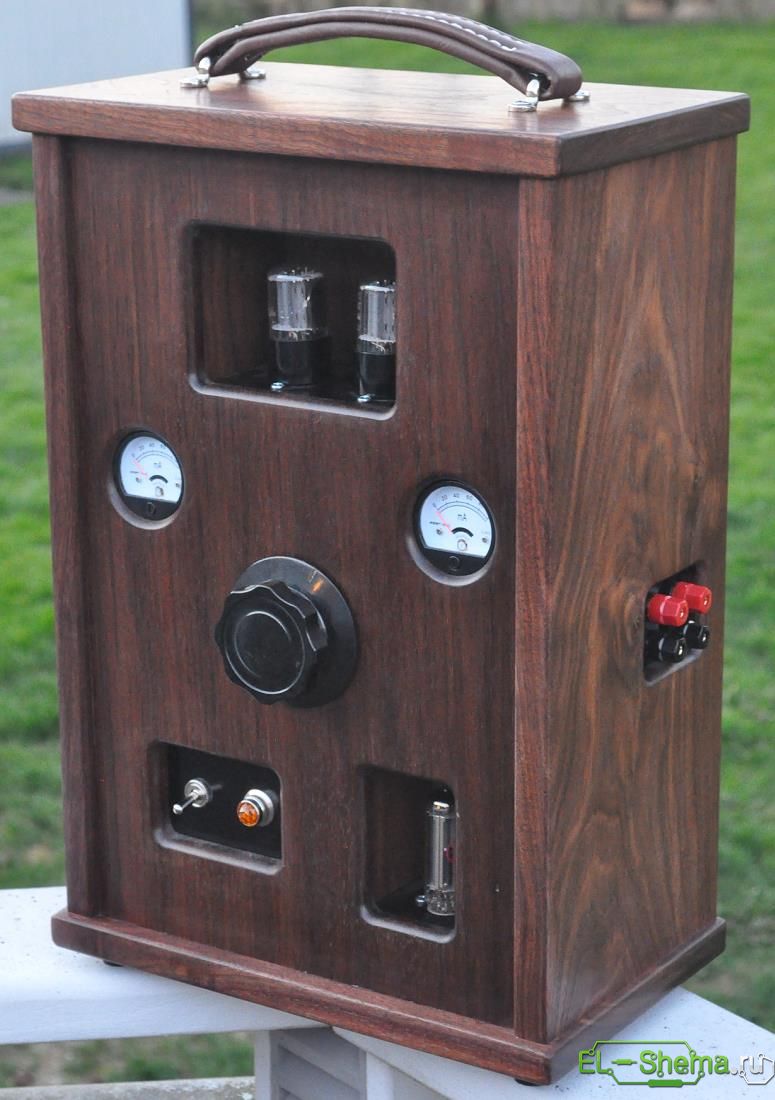 Amplificator de lampă într-o cutie din lemn