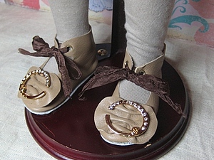 Maestru-clasa pe crearea unui model de pantofi pentru păpuși