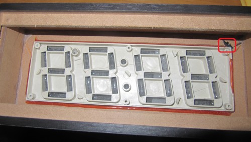 Asztali óra formájában készül el egy fadarabot, egy ébresztőóra és hőmérő