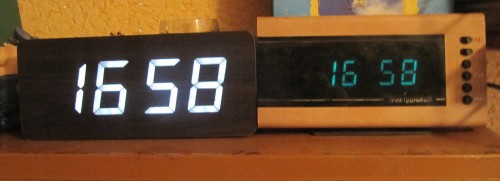 Ceas de masă realizat sub formă de bar din lemn, cu ceas deșteptător și termometru