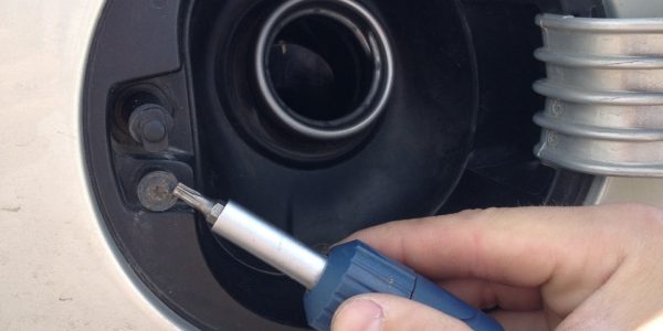 Nu deschideți sedanul pentru portbagaj al rezervorului de combustibil