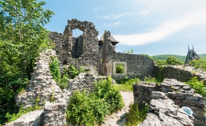 Nevickei vár a falu Kamenica