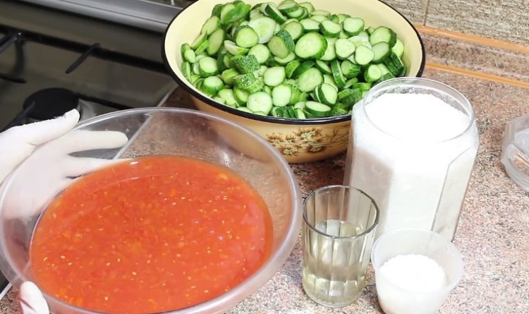 Огірки консервовані в томатах - прості рецепти