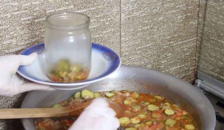 Огірки консервовані в томатах - прості рецепти