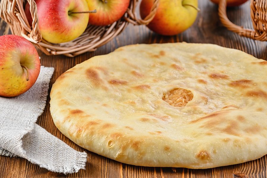 Осетинський пиріг з яблуками і корицею (федкуджин)