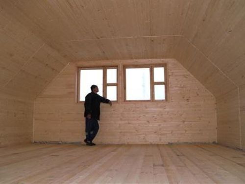 Оздоблення стелі мансарди дерев'яного будинку - фото ідеї