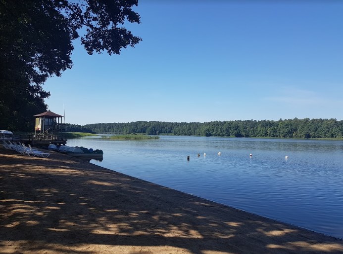 Se odihnește în sanatoriu - un lac lac de apă, lacul este alb și aer curat - în cazul în care compot