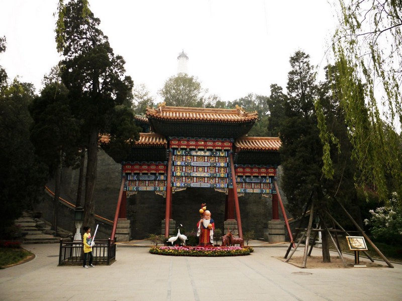 Beihai Park, Beijing, un portal despre China