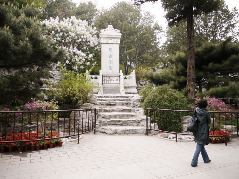 Beihai Park, Beijing, un portal despre China