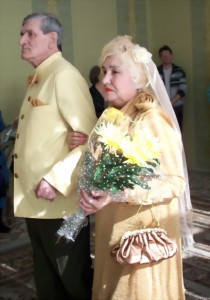 Плаття на золоте весілля нареченій - ідеї і фото